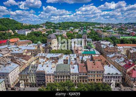 Luftaufnahme vom Turm des Rathauses mit Corpus Christi Dominikanerkirche und Dormition Kirche auch als Walachische Kirche in Lviv Stadt, Ukraine bekannt Stockfoto