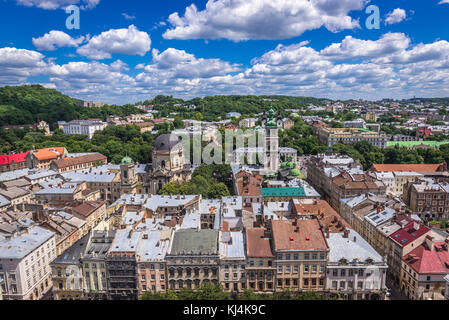 Luftaufnahme vom Turm des Rathauses mit Corpus Christi Dominikanerkirche und Dormition Kirche auch als Walachische Kirche in Lviv Stadt, Ukraine bekannt Stockfoto