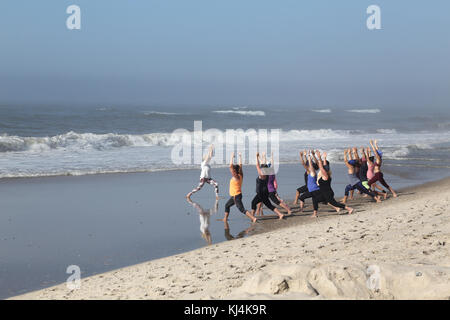 Strand Yoga, Fair Harbor, Fire Island, NY, USA Stockfoto