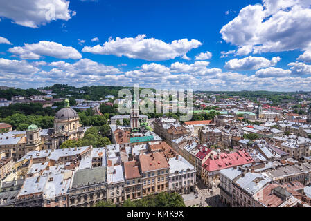 Luftaufnahme vom Turm des Rathauses mit Corpus Christi Dominikanerkirche (links) und Dormition Kirche auch als Walachische Kirche in Lviv, Ukraine bekannt Stockfoto