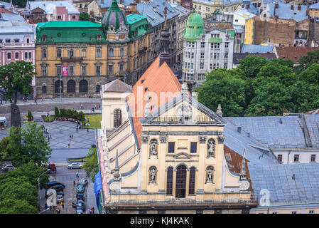 Griechisch-katholische Garnisonskirche, ehemalige Jesuitenkirche der Heiligen Peter und Paul vom Turm des Rathauses auf der Altstadt von Lviv Stadt in der Ukraine gesehen Stockfoto