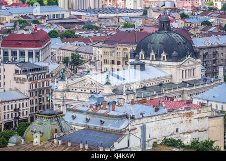 Luftaufnahme vom Turm des Rathauses mit Lviv Theater für Oper und Ballett auf der Altstadt von Lviv Stadt, größte Stadt in der westlichen Ukraine Stockfoto