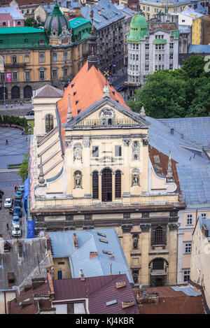 Griechisch-katholische Garnisonskirche, ehemalige Jesuitenkirche der Heiligen Peter und Paul vom Turm des Rathauses auf der Altstadt von Lviv Stadt in der Ukraine gesehen Stockfoto