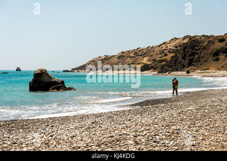 Ein paar Küssen an einem Strand in der Nähe von Touristen beliebten Aphrodite Felsen in Zypern Stockfoto