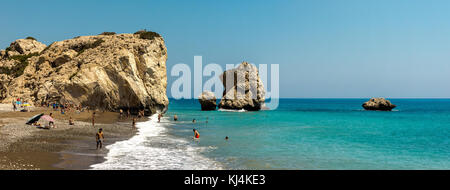 Touristen, die Aphrodite Felsen und Schwimmen am Strand in Zypern zwischen Limassol und Paphos Stockfoto