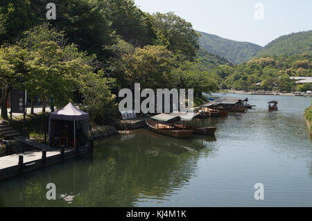 Traditionelle Boote bei katsura Fluss, Japan Stockfoto