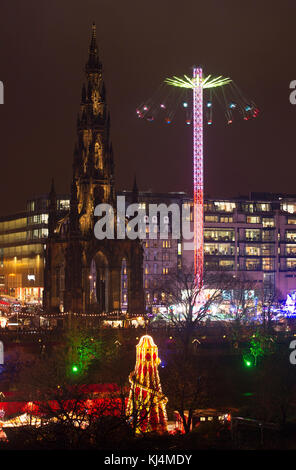 Edinburgh Weihnachten; das Riesenrad und andere Unterhaltung in der Princes Street Gardens und Edinburgh. Stockfoto