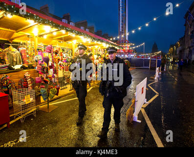 Zwei bewaffnete Polizisten auf Streife in der George Street Edinburgh während der Weihnachtszeit. Stockfoto