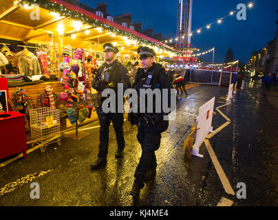 Zwei bewaffnete Polizisten auf Streife in der George Street Edinburgh während der Weihnachtszeit. Stockfoto