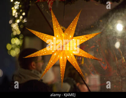 Eine beleuchtete Sterne Laterne auf Anzeige an der Edinburgh Weihnachtsmarkt. Stockfoto