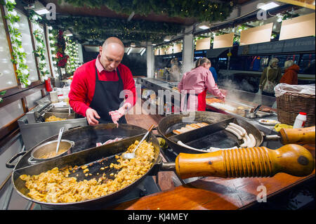 Abschaltdruck Inhaber vorbereiten festliches Essen am Edinburgh Weihnachtsmarkt auf dem Damm, Edinburgh. Stockfoto