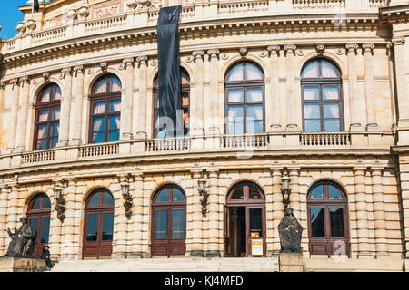 Prag, Tschechische Republik - 29. September 2017: Das Gebäude der rudolfiunum Konzertsäle auf Jan Palach Platz mit nicht identifizierten Personen, Prag, Tschechische Re Stockfoto