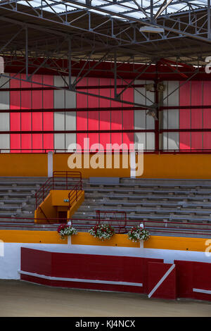 Eine Innenansicht der vor Kurzem renovierten Pomarez Arena (40360) (Landes (40), Nouvelle-Aquitaine, Frankreich). Stockfoto