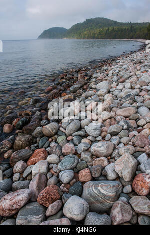 Gepflasterten Strand, in der Nähe von Coldwater River, Lake Superior Provincial Park, Ontario, Kanada, von Bruce Montagne/Dembinsky Foto Assoc Stockfoto