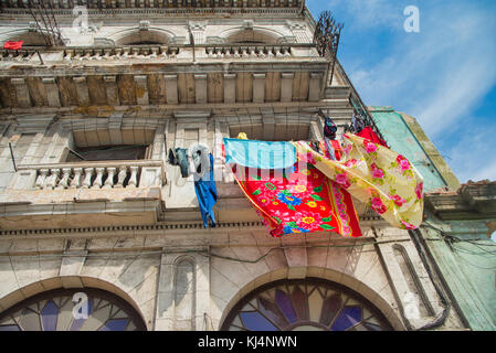 Detail der bunten alten Havanna Gebäude verfügen über einen Balkon mit Wäscheständer. Stockfoto