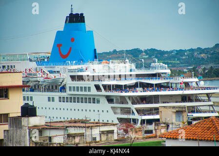 Havanna, Kuba - 15.02.2017: Dächer in der Altstadt von Havanna mit bunten kolonialen Gebäuden und einem modernen Cruiser Schiff auf dem Hintergrund Stockfoto