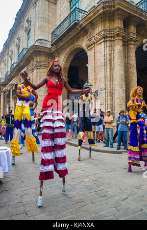 Havanna, Kuba - 16 Feb, 2017: bunte Parade der Stelze Tänzer in Old Havana Street, der ausübenden Künstler öffentliche Räume wie Plätze mit tou zu interagieren. Stockfoto