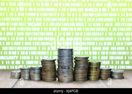 Digitale Wirtschaft. Münze Pyramide Form mit digitalen Text und binären Code in Grün computer monitor im Hintergrund stack. Geschäfts-, Finanz- und Stockfoto