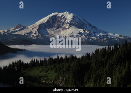 Mt Rainier von oben Gipfel See Stockfoto