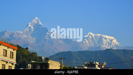 Annapurna Berge, Blick von ghandruk, Nepal Annapurna ist ein Bergmassiv in der Himalaya im Norden - zentrales Nepal mit einem Gipfel über 8.000 Meter Stockfoto