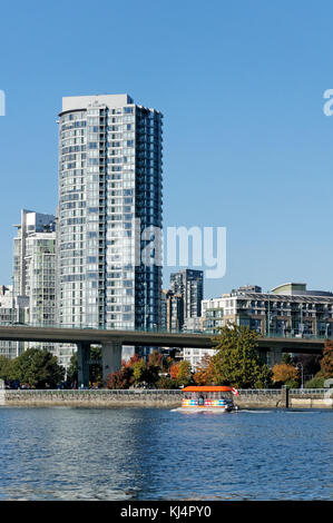 Aquabus Personenfähre auf False Creek mit Cambie Street Bridge, Vancouver, BC, Kanada Stockfoto