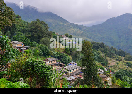 Kleines Dorf auf dem Hügel in ghandruk, Nepal. ghandruk ist das zweitgrößte Dorf in der Annapurna Region. Stockfoto