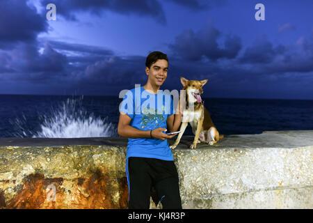 Jungen Kubanischen und sein Hund, Malecon, Havanna Stockfoto