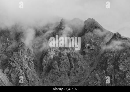 Bewölkt Berg auf dem Denali Highway in Alaska. Stockfoto