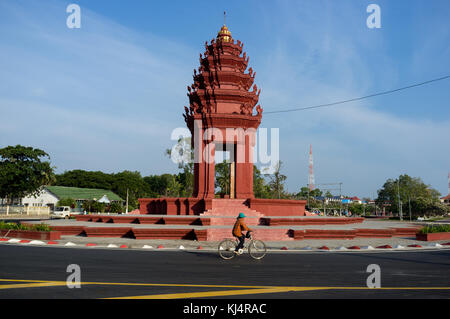 Unabhängigkeitsdenkmal (Vimean Ekareach) im Zentrum der Stadt Kampong Chhnang in Kambodscha Stockfoto