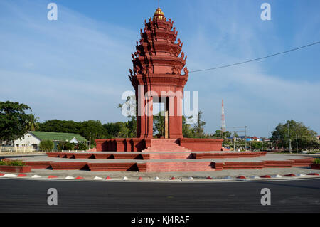 Unabhängigkeitsdenkmal (Vimean Ekareach) im Zentrum der Stadt Kampong Chhnang in Kambodscha Stockfoto