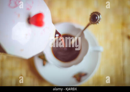 Kaffee wird in Tasse gegossen. frische Morgen starten Stockfoto