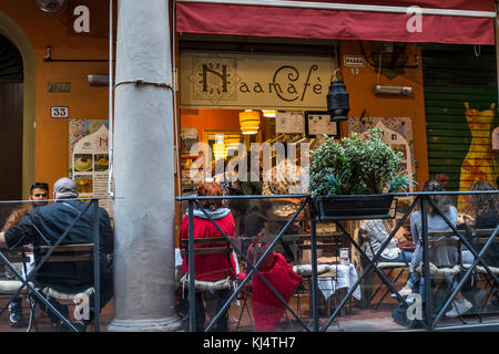 Naama Cafe. Das Leben in der Stadt Bologna, Italien. Stockfoto