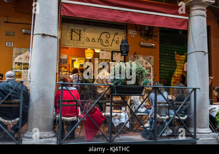 Naama Cafe. Das Leben in der Stadt Bologna, Italien. Stockfoto