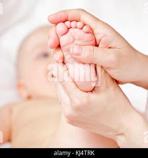 Masseur massieren Sie die kleinen, flachen Fokus Stockfoto