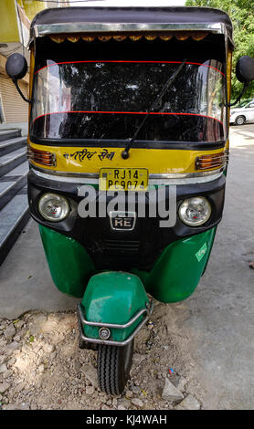 Jaipur, Indien - Nov 1, 2017. Ein tuk tuk Taxis parken auf der Straße in Jaipur, Indien. Jaipur ist die Hauptstadt und die größte Stadt des indischen Bundesstaates raj Stockfoto