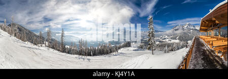 Blick von der Hütte auf dem Berg im Skigebiet Werfenweng winter wonderland und Tennengebirge in Salzburg, Österreich Stockfoto