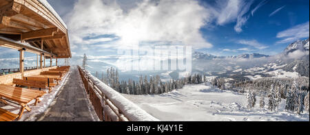 Blick von der Hütte auf dem Berg im Skigebiet Werfenweng winter wonderland und Tennengebirge in Salzburg, Österreich Stockfoto