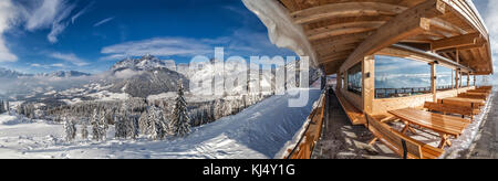 Blick von der Hütte auf dem Berg im Skigebiet Werfenweng winter wonderland und Tennengebirge in Salzburg, Österreich Stockfoto