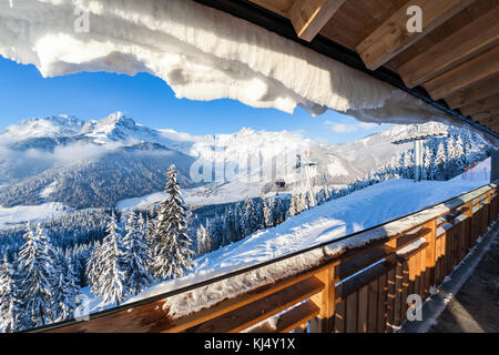 Blick von der Terrasse der Holzhütte auf dem Berg im Skigebiet Werfenweng, Tennengebirge, Salzburg, Österreich Stockfoto