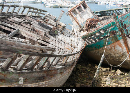 Abgebrochene Fischereifahrzeuge in Carmaret sur Mer in der Bretagne, Frankreich Stockfoto