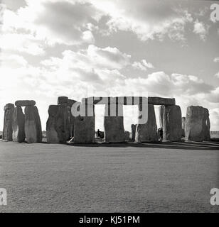 1950er Jahre, historisches Bild der alten Gräberfeld von Stonehenge in der Nähe von Salisbury, Wiltshire, England, UK. In dieser Zeit konnten die Besucher unter den prähistorischen Steine zu laufen, aber aufgrund von Sorgen über "ausgehöhlt", etwas, das nur jetzt für 26 Personen unter der sogenannten 'Special Access Visits" sind erlaubt. Stockfoto