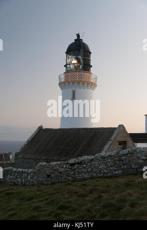 Dunnett Head Light House - Sonnenaufgang und am frühen Morgen Licht im Herbst Stockfoto