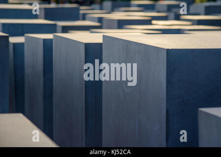 Holocaust-Mahnmal Berlin, Nahaufnahme eines Abschnitts der großen Steinblöcke, aus denen das Holocaust-Mahnmal im Berliner Bezirk Mitte besteht Stockfoto