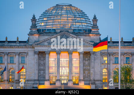 Der Berliner Reichstag, Blick in die Abenddämmerung des reichstagsparlamentgebäudes mit Glaskuppel und Lichthof, Berlin, Deutschland. Stockfoto