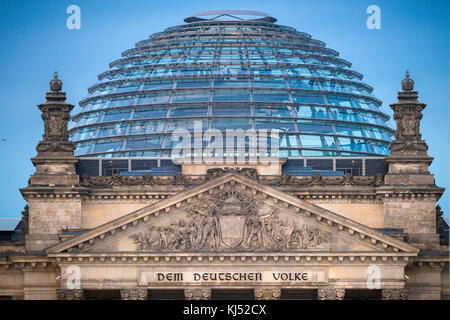 Berliner Reichstag Blick auf den Giebel und Glaskuppel des Reichstagsgebäudes in Berlin, Deutschland. Stockfoto