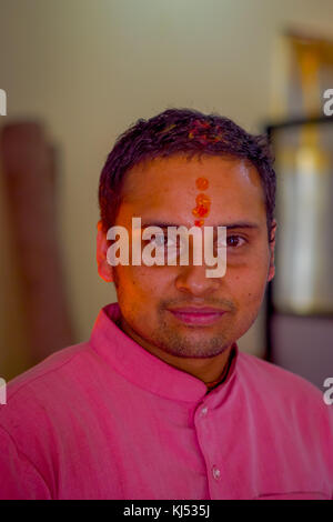 KATHMANDU, NEPAL - 04. SEPTEMBER 2017: Porträt eines nicht identifizierten nepalesischen Mannes in traditioneller Kleidung von Kathmandu, Nepal Stockfoto