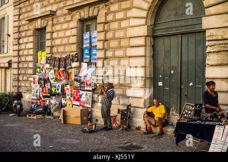 Plakate in den Straßen von Avignon, Frankreich, Provence, Europa. Stockfoto