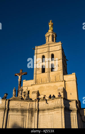 Notre Dames des Domes Kirche in der Nähe der Päpstlichen Palast, Provence, Frankreich, Europa. Stockfoto