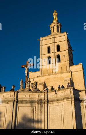 Notre Dames des Domes Kirche in der Nähe der Päpstlichen Palast, Provence, Frankreich, Europa. Stockfoto