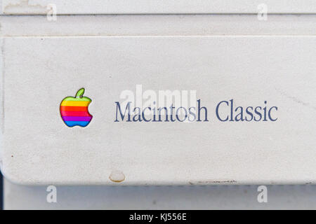 Buntes Apple-Logo auf Macintosh Classic-Computer. Stockfoto